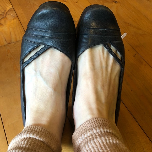 Clarks navy blue pumps - 7 wide - Picture 2 of 7
